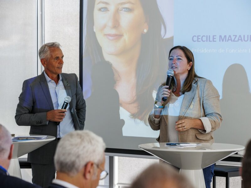 Philippe Montanay journaliste animateur échange avec Cécile Mazaud lors de la soirée partenaires Foncière Logement à Paris le 17 juin 2026