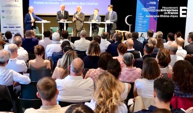 Philippe Montanay journaliste animateur de l'AG du Medef aura