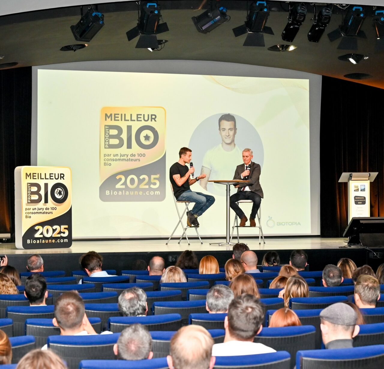 Philippe Montanay journaliste animateur remise des prix meilleurs produits bio 2025 à Paris pour BIOTOPIA