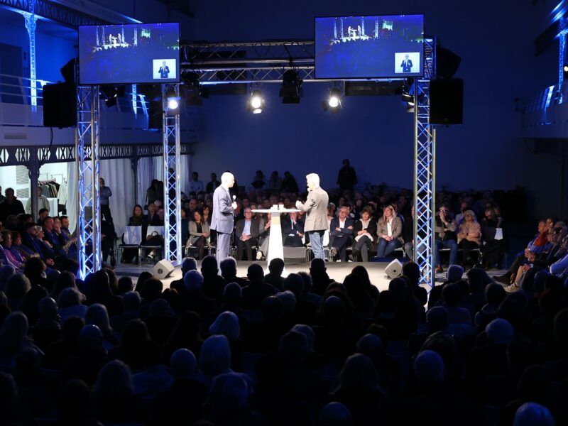 Prise de parole en public lors d’un débat ou conférence – dirigeant face à un public