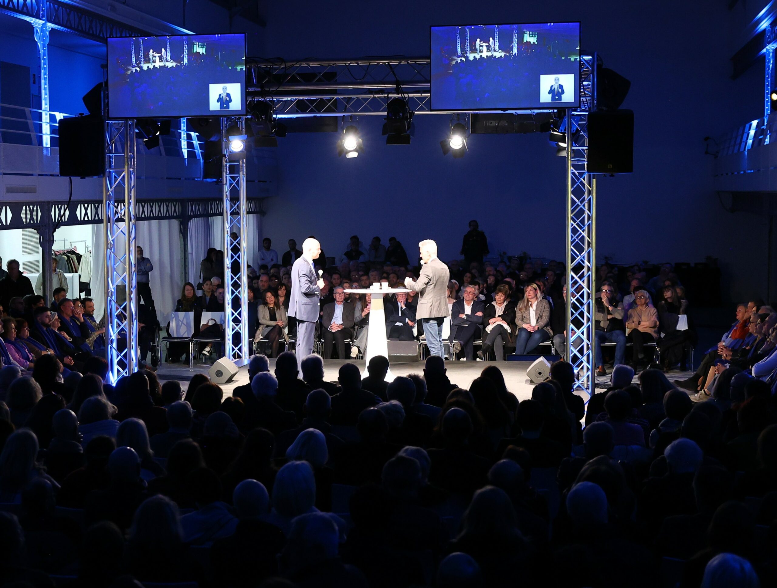 Prise de parole en public lors d’un débat ou conférence – dirigeant face à un public