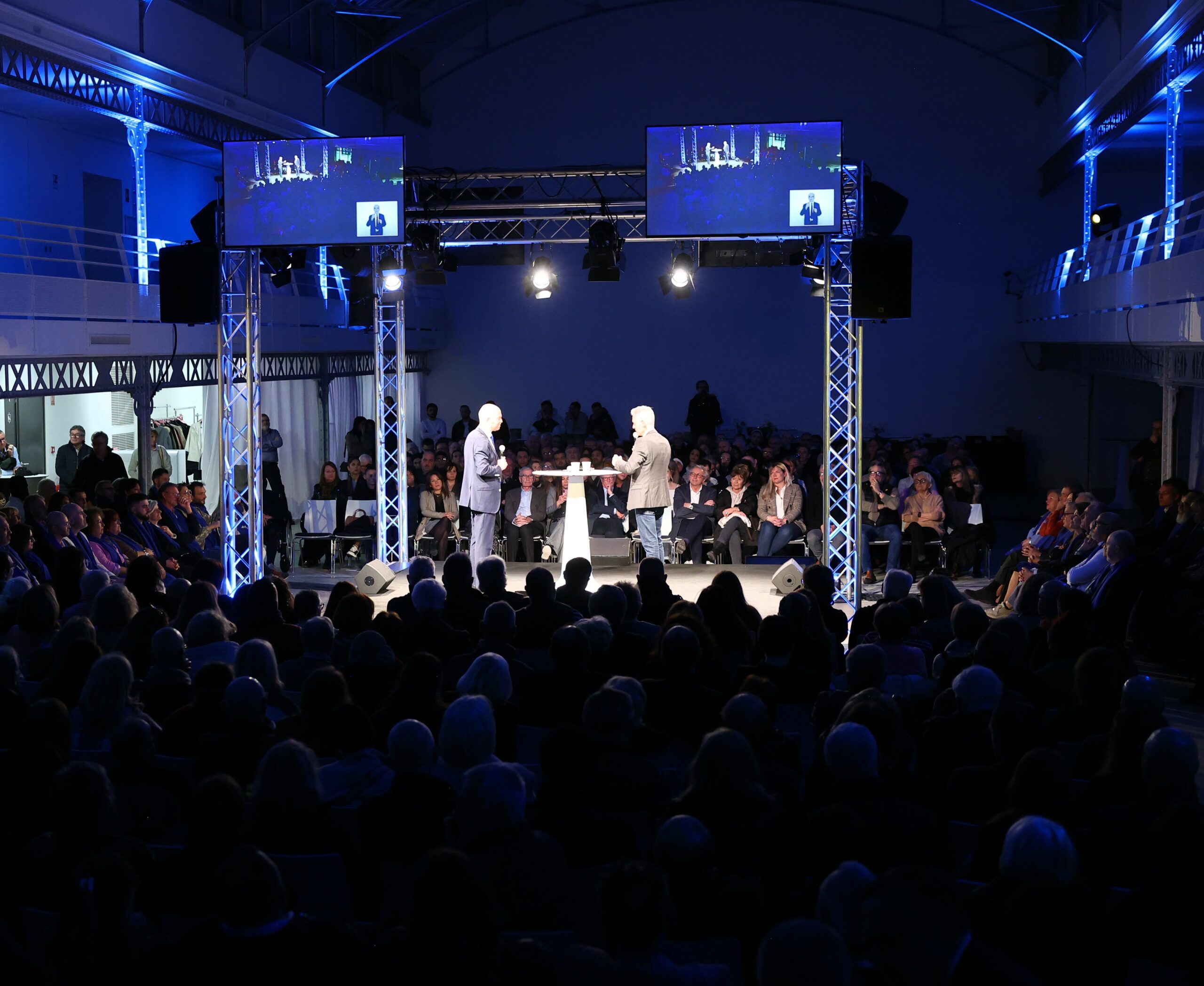 Philippe Montanay, Journaliste animateur modérant un meeting public - Municipales 2026 – Saint-Étienne