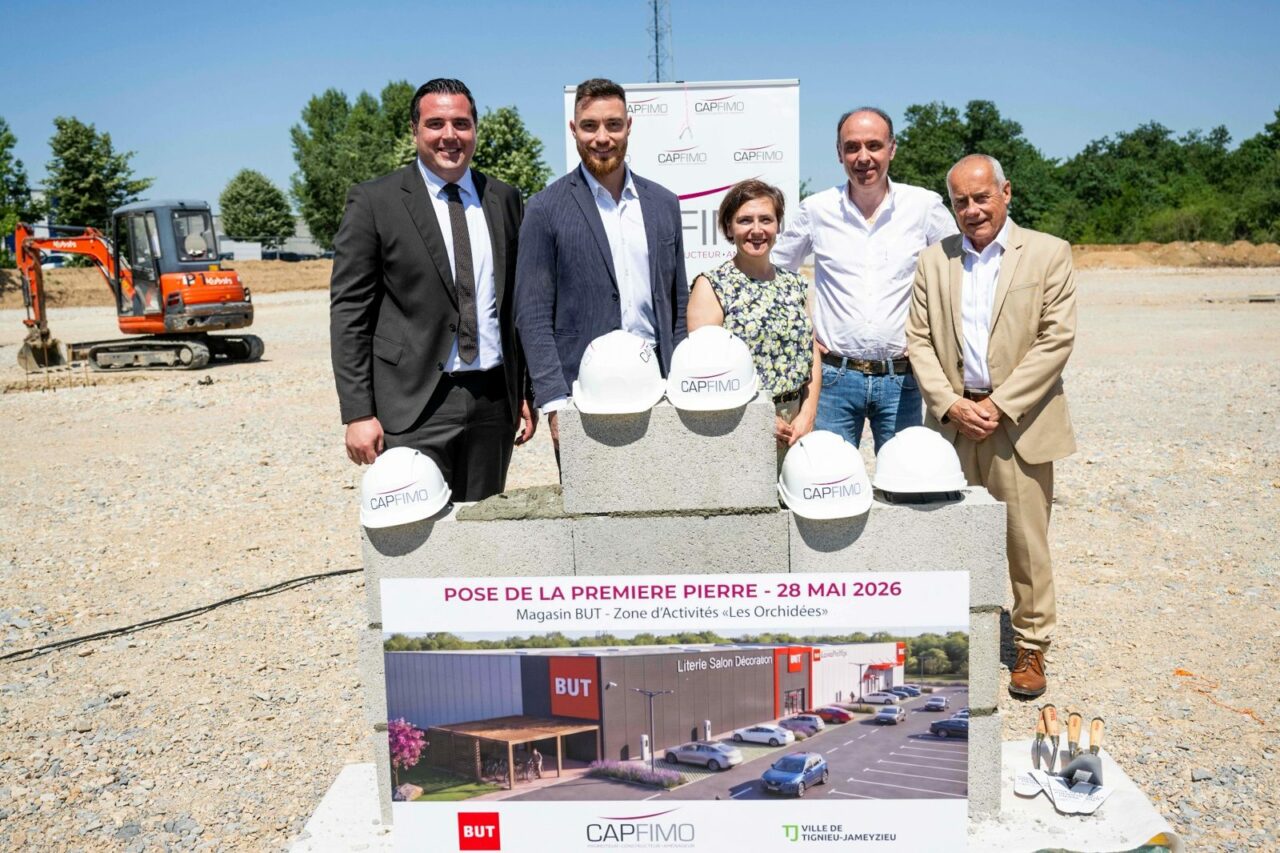 Pose de la première pierre du futur magasin BUT de Tignieu-Jameyzieu portée par CAPFIMO lors d'un événement réunissant élus, partenaires et acteurs du projet.