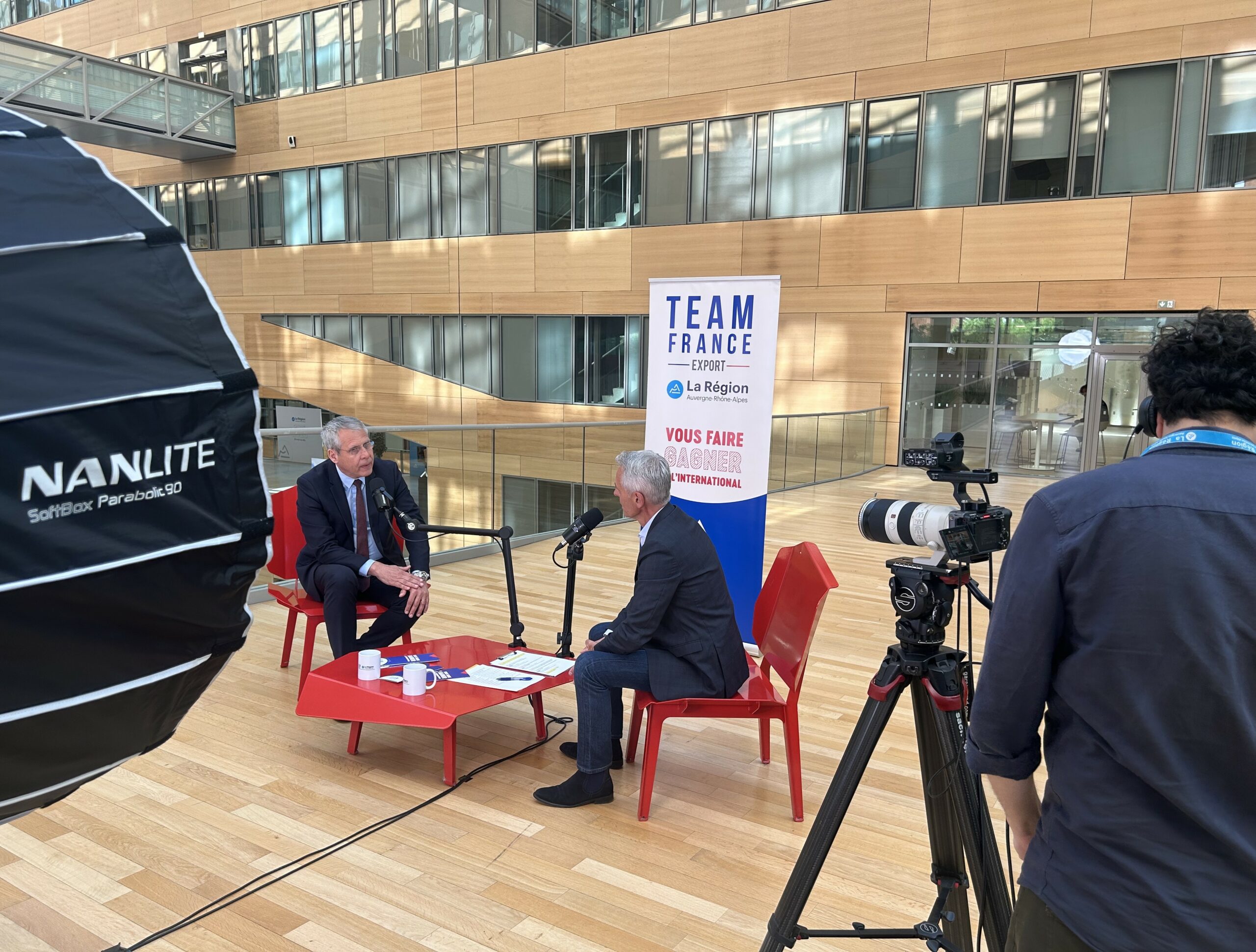 Philippe Montanay anime une interview vidéo dans le cadre de la production de contenus éditoriaux pour la Team France Export Auvergne-Rhône-Alpes.