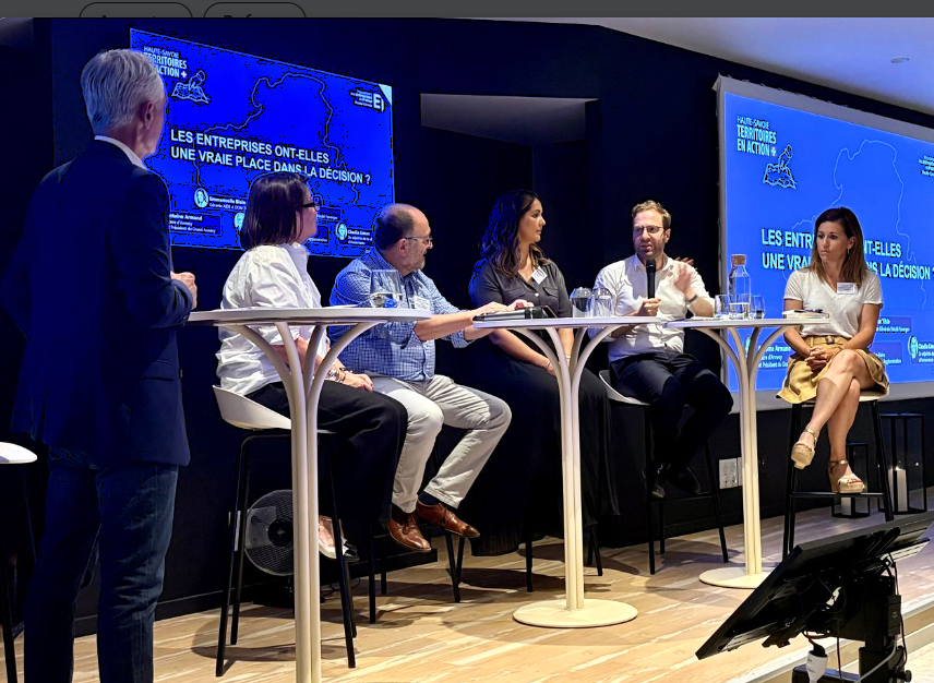 Philippe Montanay, journaliste animateur, anime l'assemblée générale du MEDEF Haute-Savoie lors d'une table ronde consacrée aux relations entre entreprises et territoires.