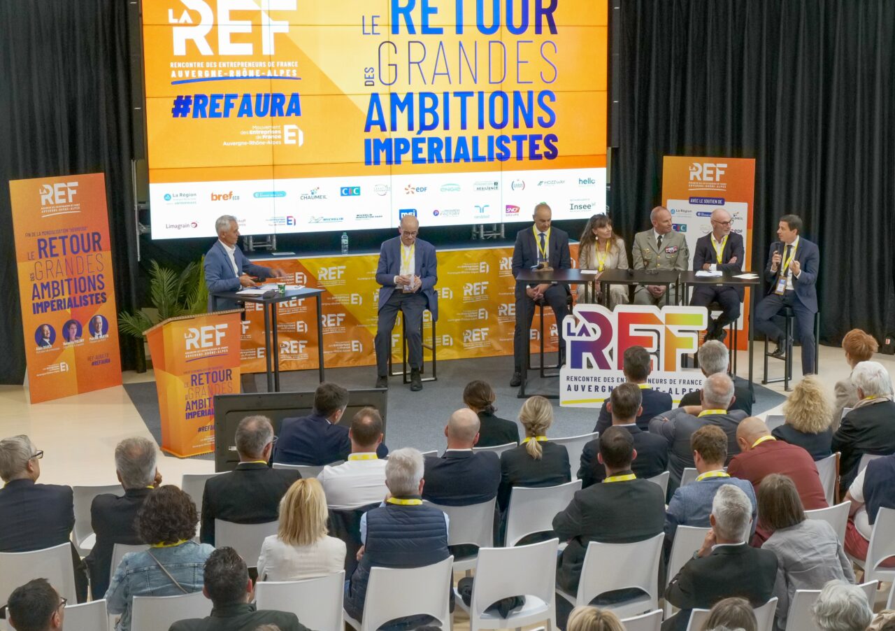 Animation d'une table ronde à la REF Auvergne-Rhône-Alpes 2026 par Philippe Montanay, journaliste animateur spécialisé dans les événements économiques.