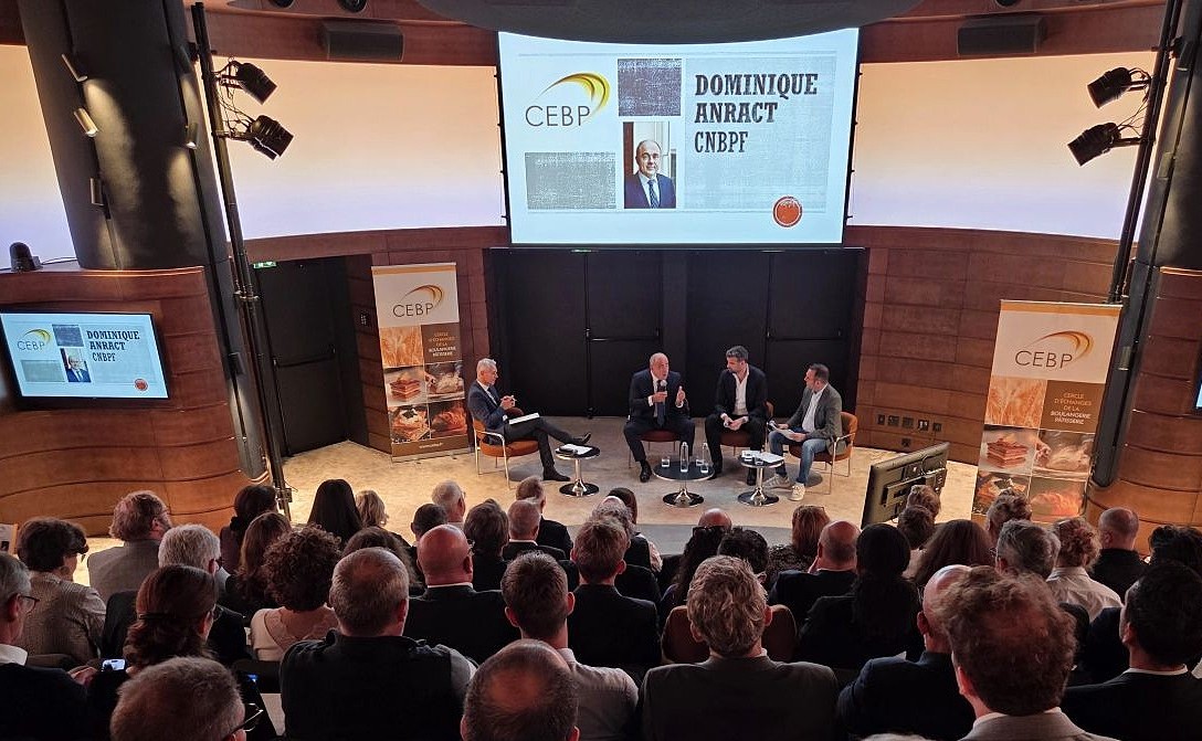 Philippe Montanay, journaliste animateur des Rencontres du CEBP à Paris, consacrées à l'artisanat, à l'industrie et à l'expérience client dans le secteur de la boulangerie.